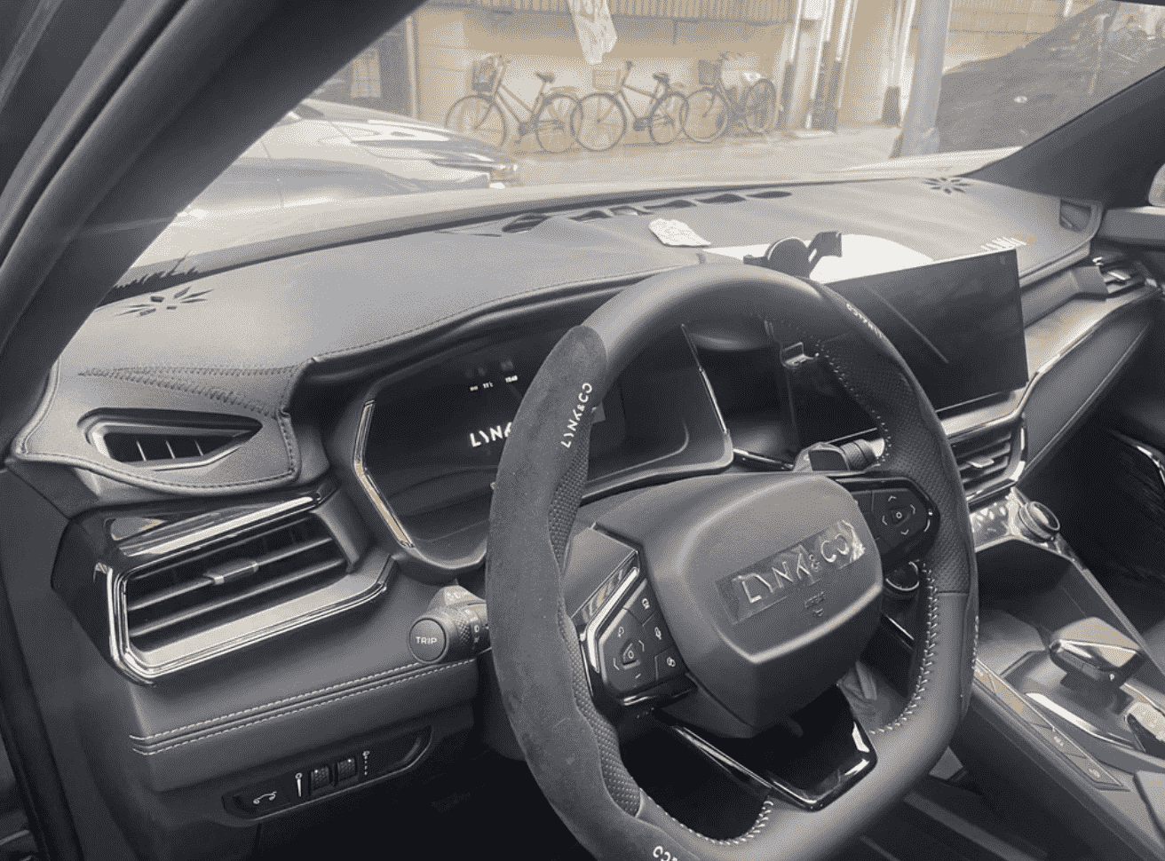 Xevaban.com ở 214 Giải Ph&oacute;ng l&agrave; đơn vị chuy&ecirc;n cung cấp phụ kiện oto, đồ chơi oto, phụ kiện lynkco 06, đồ chơi lynkco 06,&nbsp;xevaban, 214 giải ph&oacute;ng, thảm taplo lynkco 06, trang tr&iacute; taplo lynkco 06, thảm l&oacute;t taplo lynkco 06.